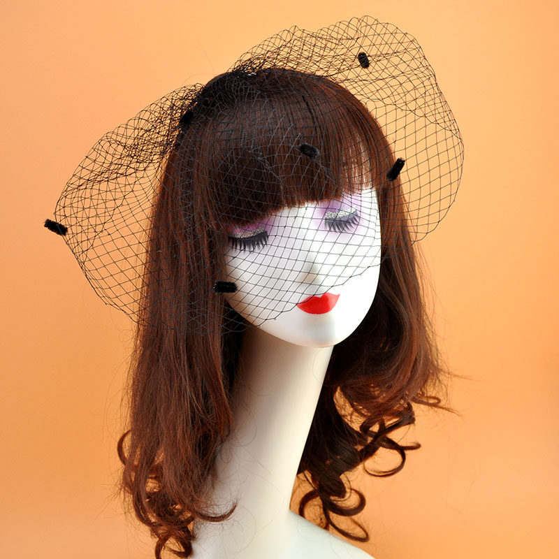 The bride performs on stage retro Hepburn black polka dot big mesh veil veil hairpin headwear hair accessories