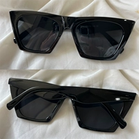 Темно -синяя острая сторона черная