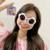 В форме цветка, белый