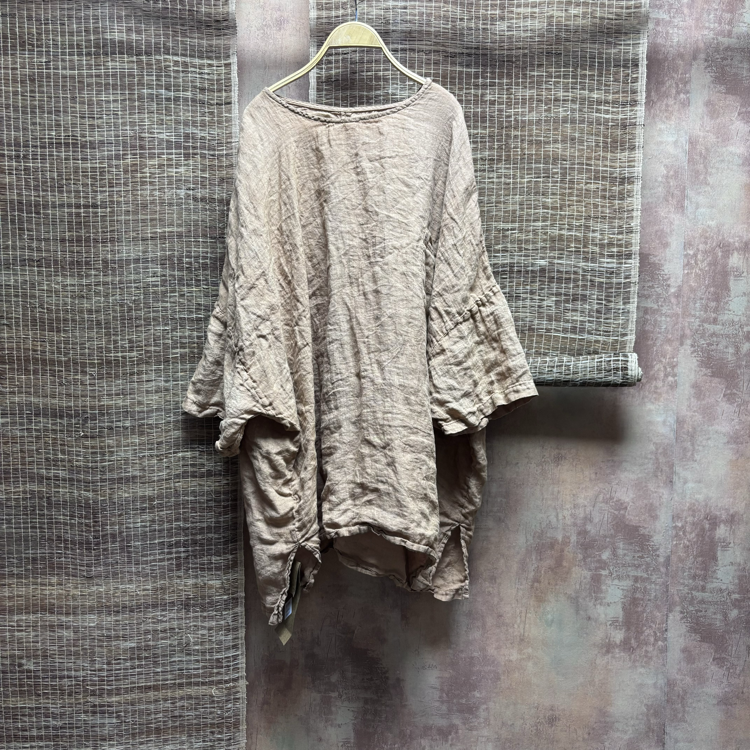 2025年七分袖圆领亚麻衬衫：女性时尚的新风向标