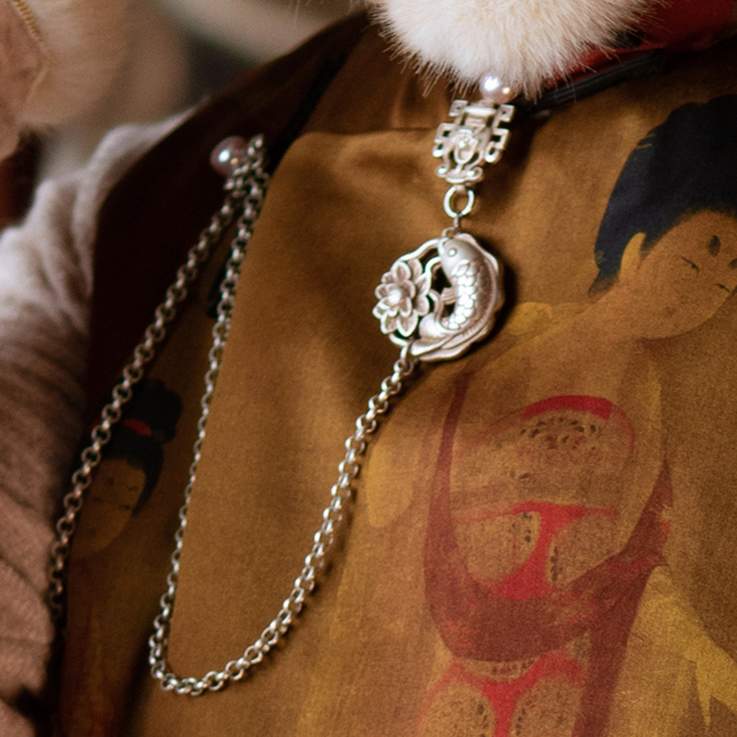 Yellow Fish in Spring and Autumn China Winter Chinese Winter Chinese Wind Bangrobe Retro-style Jewelry Brast Needle silver-pressured flaped hanging