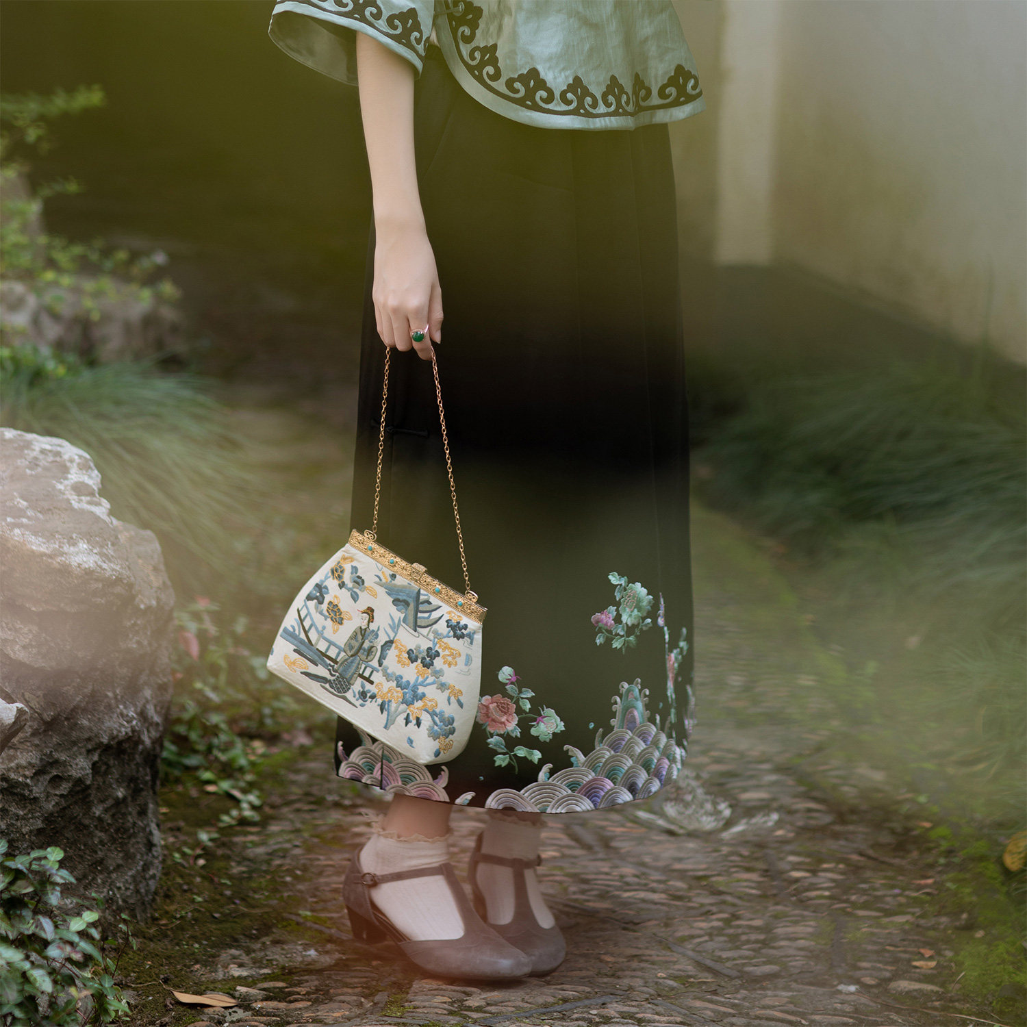 Embroidered curtain-Spring and autumn in the country Wind 100 hitch black genuine silk embroidered retro disc buckle Chinese half-body dress woman everyday