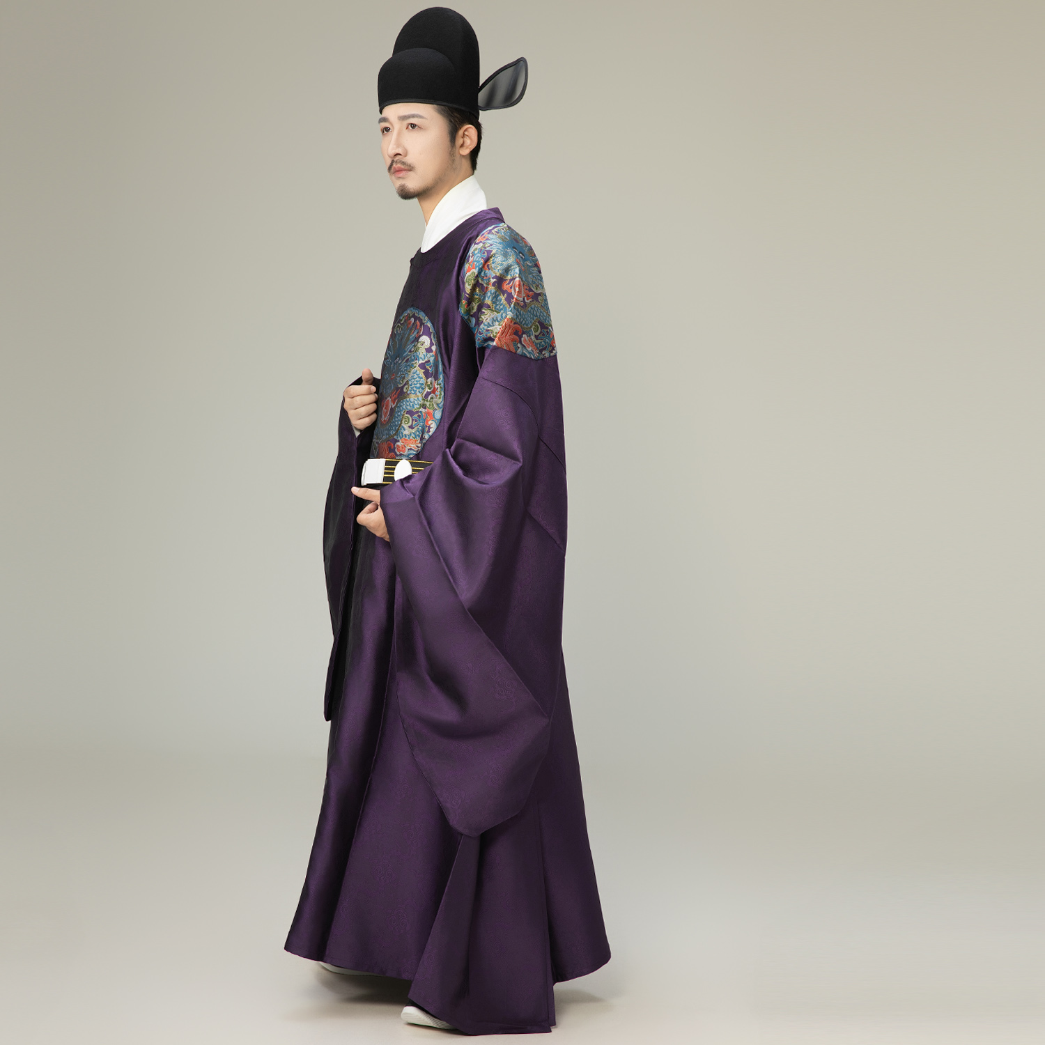 2025年：香槟粉蕾丝绽放中式婚服新时代