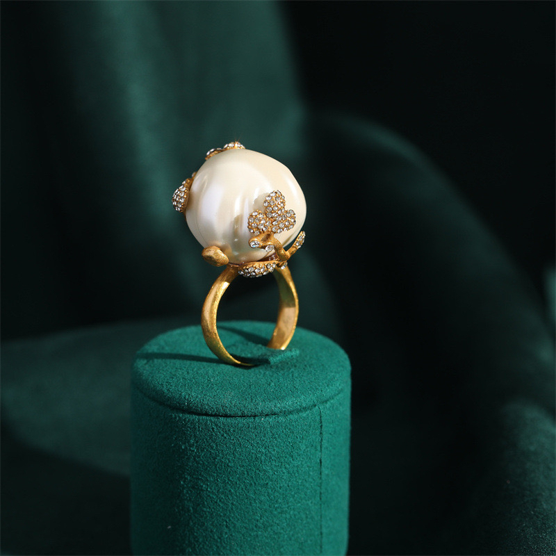 Medieval Baroque Pearl-Encrusted Diamond Hand Jewelry for Women, High-End Niche European and American Retro Brass Ring