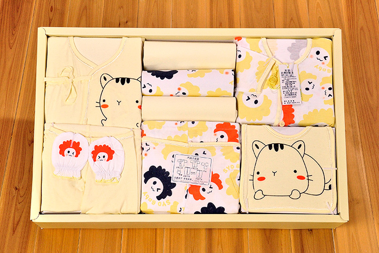 Coffret cadeau pour bébé - Vêtements + Fournitures - Ref 1978298 Image 4