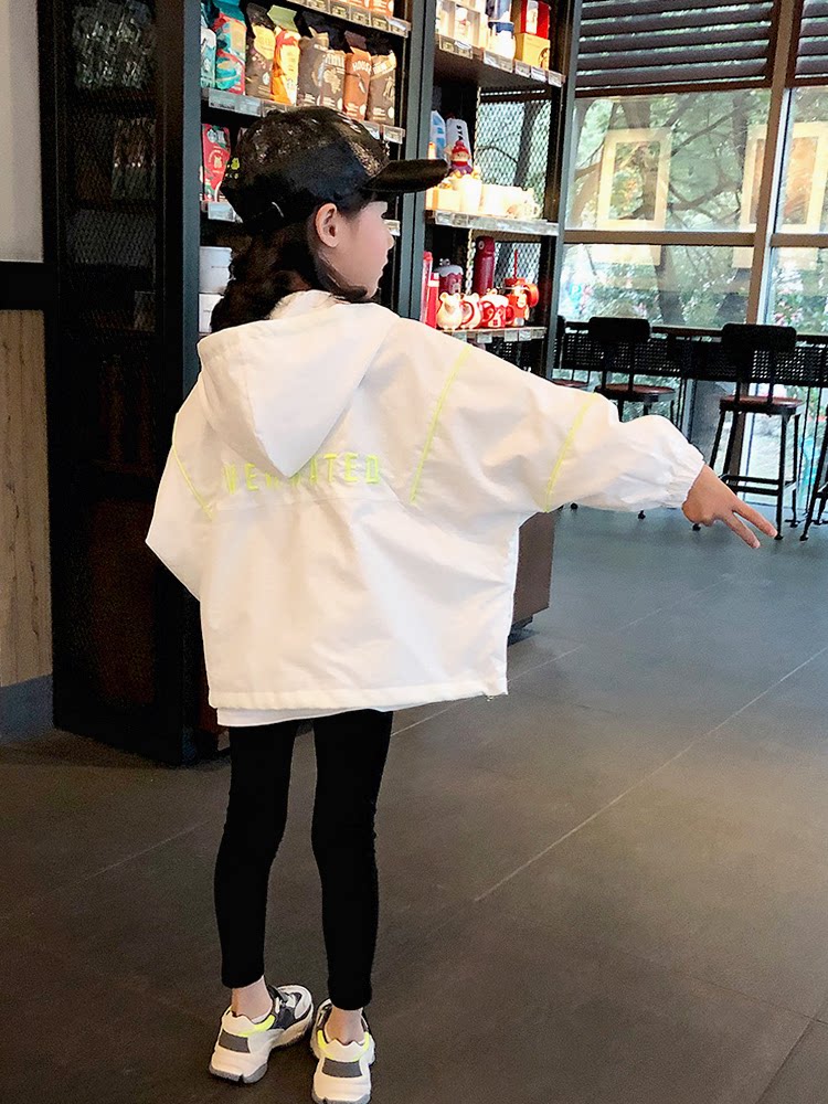 Girls jacket spring and autumn 2022 Korean version of the children's suit Western style net red windbreaker in the big boy loose white jacket