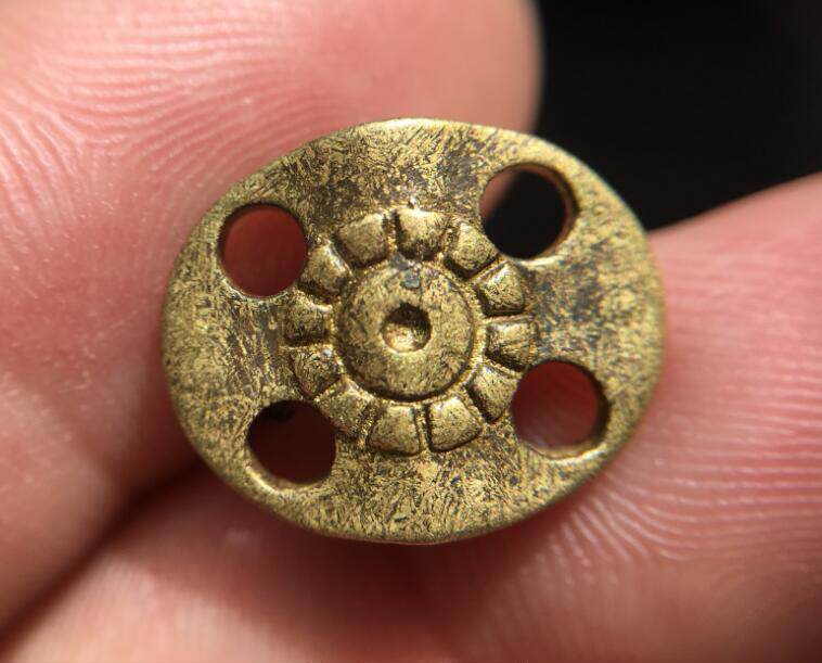 Tibet pure bronze with gold five eyes six through old back cloud Tibetan Buddhist pearl pendant bag old Baozhen