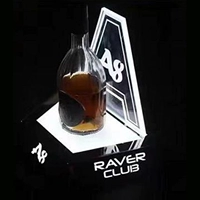 Изумрудно-зеленое трапециевидное вино-сиденье-монохром