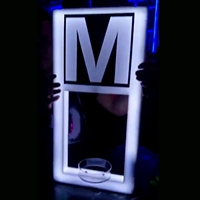 Арбуз красная светящаяся рука, держащая вино