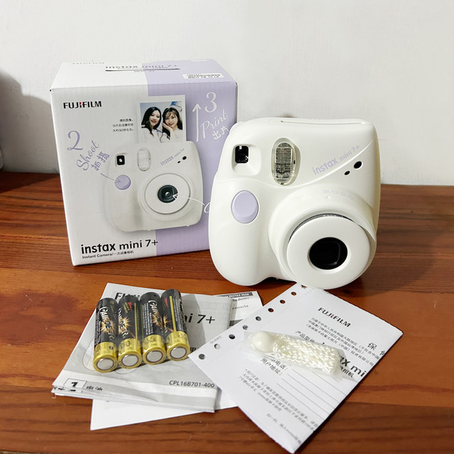 Fujifilm instant camera instaxmini7+ ເປັນຮູບແບບການຍົກລະດັບຂອງ 7C/S ສໍາລັບນັກຮຽນແລະເດັກນ້ອຍ.