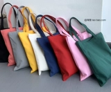 Чистого цвета пустые ручные сумки с холста