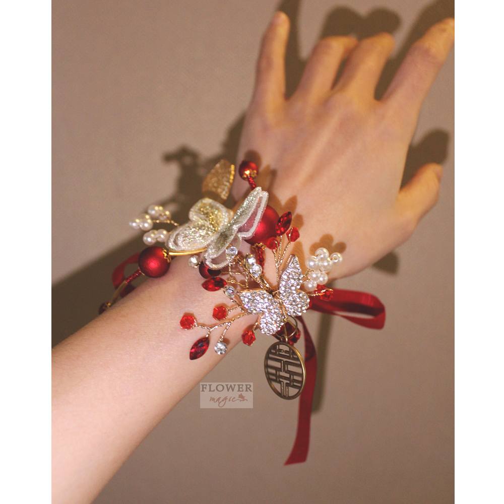 (Diamond Butterfly Wrist Flower) Heavy work extravagant meritocratic red bridal bridesmaid's sister group toast to the hand.