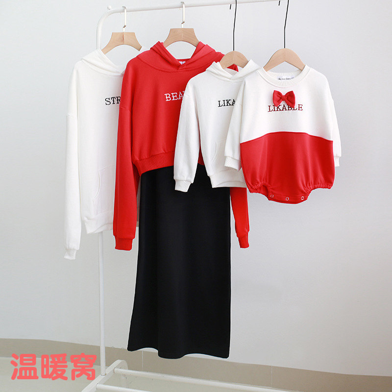 New Year's family of three and four family parent-child clothing spring and autumn baby pure cotton hundred-day clothing full moon romper foreign style sweater