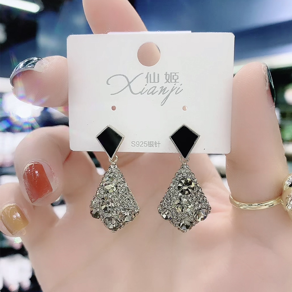 Korean temperament net red with the same cold wind irregular diamond earrings high-end simple and exquisite super flash full diamond earrings