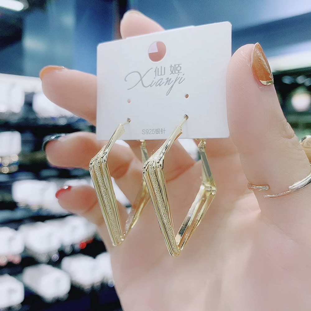 High-end Korean Internet celebrity hot style personality fashion trendy 18K gold large square hoop earrings round face thin earrings