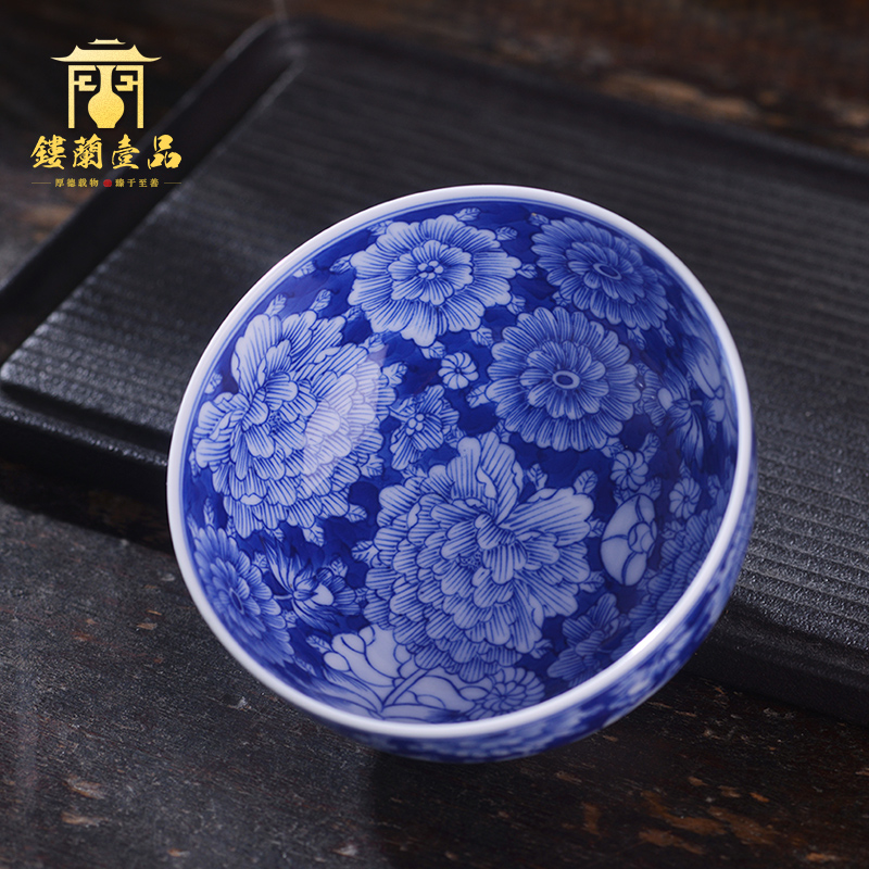 Jingdezhen ceramic blue and white flower all hand - made master cup tea single cup from the personal use