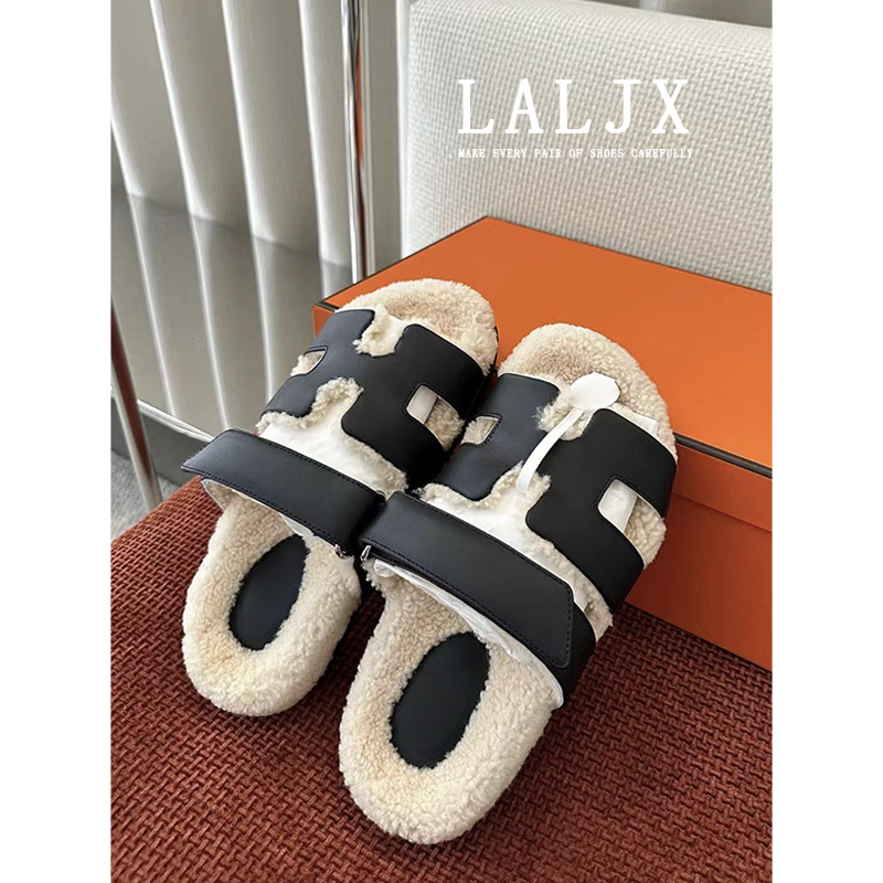 Lao Li's 2026 Autumn/Winter New Velcro Thick-Soled Furry Slippers for Women, Sheepskin Integrated Two-In-One Slippers Lao Li's 2026 Autumn/Winter New Velcro Thick-Soled Furry Slippers for Women, Sheepskin Integrated Two-In-One Slippers