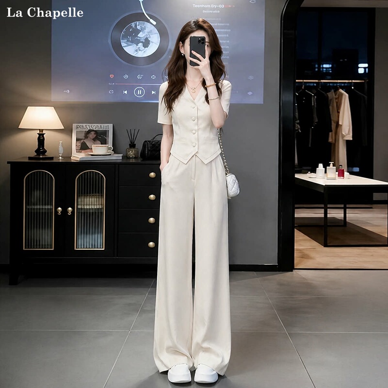 La Chapelle High-End Casual Sports Suit for Women, Summer 2026 New Style, Old Money Style, Off-White Short-Sleeve Two-Piece Set La Chapelle High-End Casual Sports Suit for Women, Summer 2026 New Style, Old Money Style, Off-White Short-Sleeve Two-Piece Set