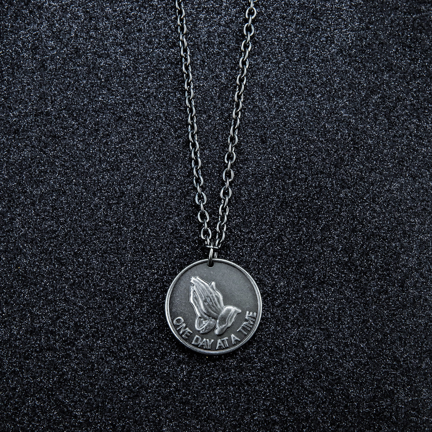 The secret prayer of the bear's palm, the hand of the Buddha, the hip-hop hip hop and the European and American Chaumen Necklace Alloy Necklace Ornament SY