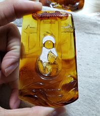 Ювелирные камни 缅甸琥珀金棕珀流淌纹漂亮鲤鱼跳龙门牌子雕件吊坠 37.6克 87.5mm
