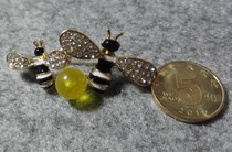 Honey wax brooch with high upper price and low price one figure