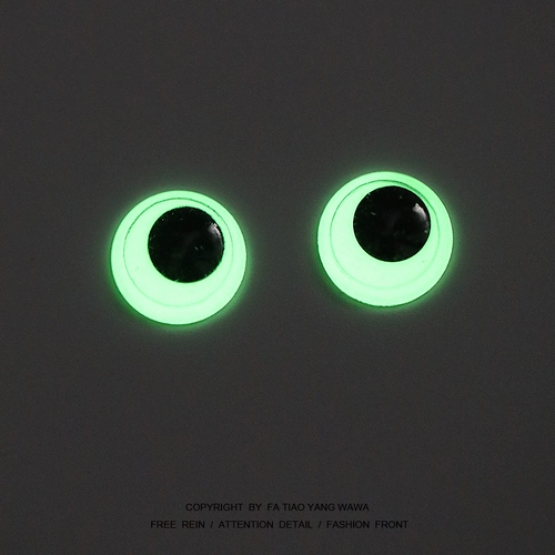 Завод!Скучно, я встал посреди ночи и везде засунул светящиеся маленькие глаза!Может двигаться светящимся!Глаз