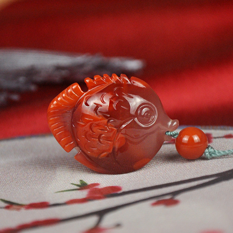 Natural Liangshan Nanhong agate fish pendant every year Men and women three-dimensional carved beaded accessories hanging jewelry