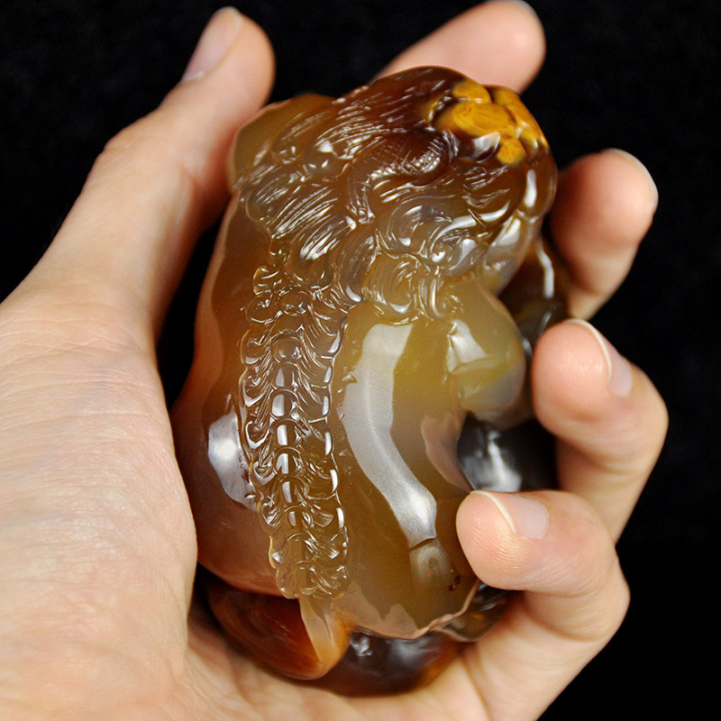 Agate chalcedony, brave hands, natural jade, play Stone Jade, play Stone Jade, play the original stone ornaments, men and women