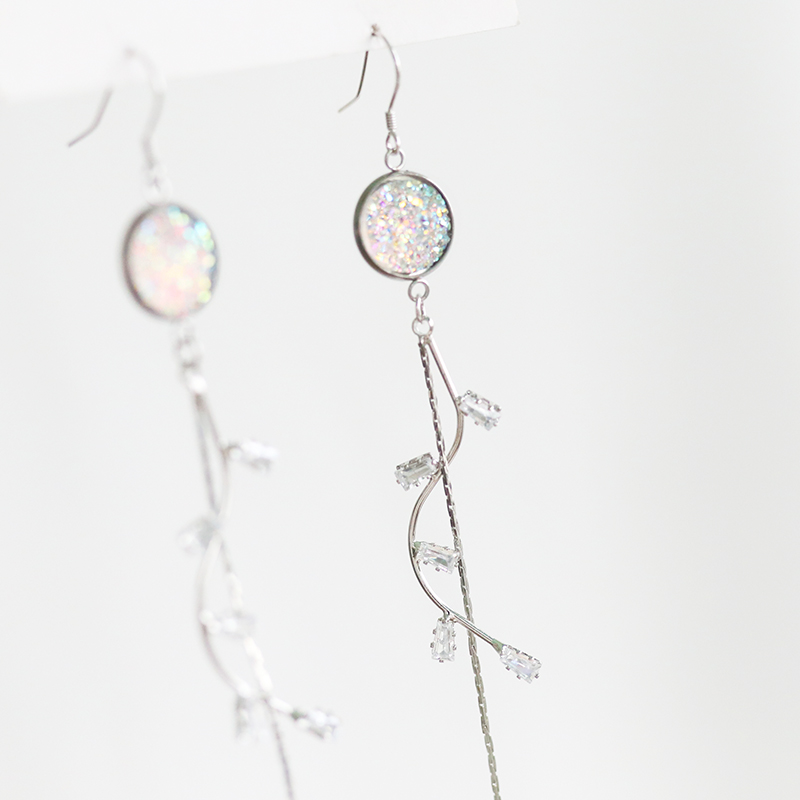 The breeze blows the willow, the face is small, the zircon branch curve is long tassel earrings, the color-changing dream flashing powder ear clip