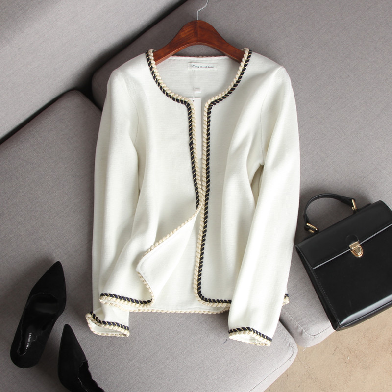 Upper body seconds become exquisite little woman ~ celebrity fan gold thread color color trim knitting round neck buckle Buckless knitted cardigan