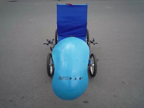 Безопасный велосипед для спортзала на четырех колесах