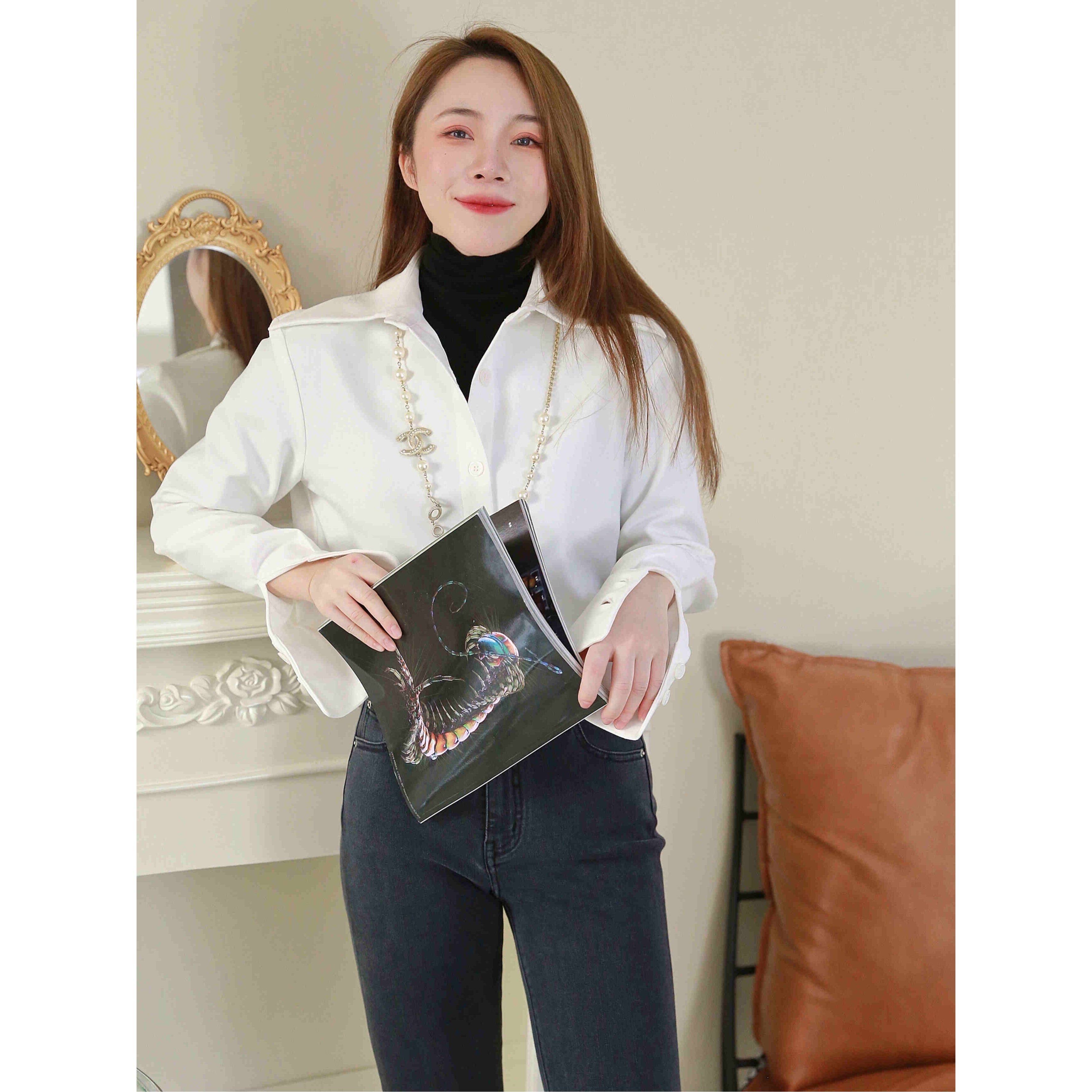 7% clearance of the warehouse white shirt lady autumn winter 2021 new design sensation in the niche with a superior shirt