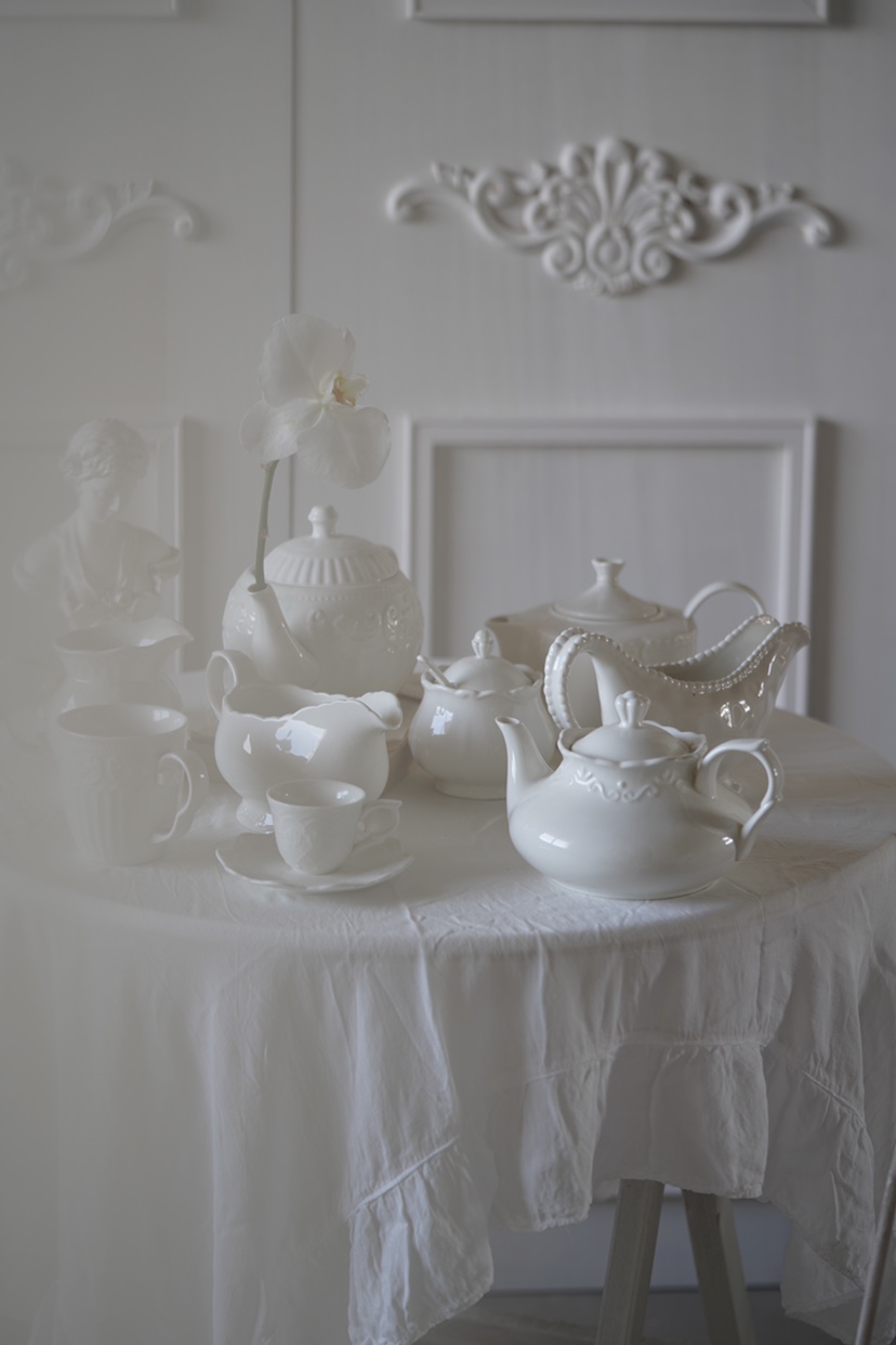 Ostyle embossed ceramic cutlery for the use of