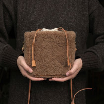 KONGLONGMOGU FULL LEATHER HAND FOR PLANTING TANNIC BULL LEATHER FASHION SLOPED MINI LADY DRAWING ROPE PLUSH LEATHER SINGLE SHOULDER BAG