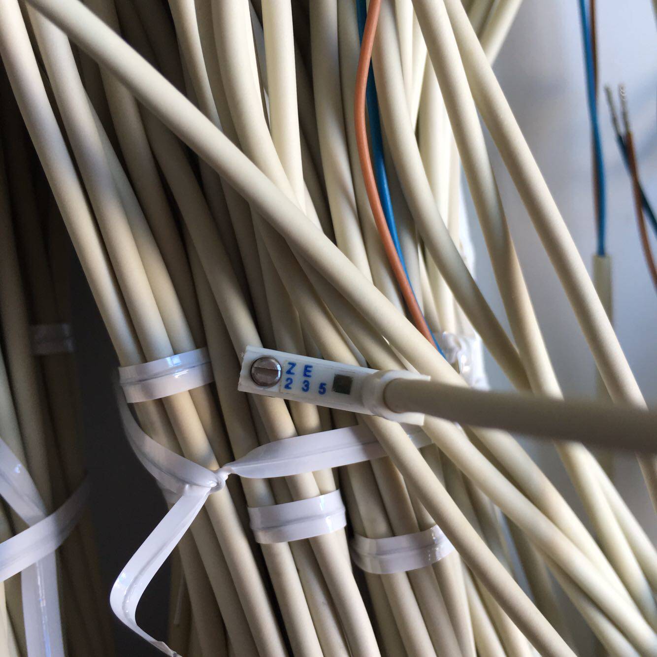 Original new KOGANEI small Jinjing cylinder magnetic sensor switch ZE235A ZE235B spot