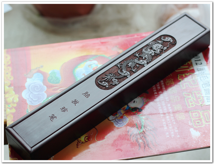 Hình vuông thân thiện với bé Baby Full Moon Gift Bộ sưu tập tùy chỉnh Bộ cọ bé Hộp lưu niệm B-38 Gỗ hồng mộc chạm nổi Rồng và Phượng hoàng - Quà lưu niệm cho bé / Sản phẩm cá nhân quà cho bé