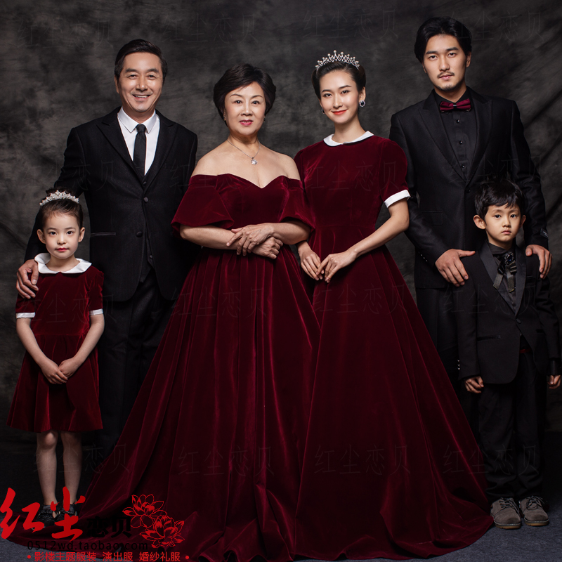 A six-member family couple photography long drag the wedding court dress new theme clothing