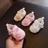 Детская дышащая летняя нескользящая обувь из жемчуга для раннего возраста, шнурок-держатель для выхода на улицу, в цветочек, мягкая подошва, свободное движение для ног, учит ходить