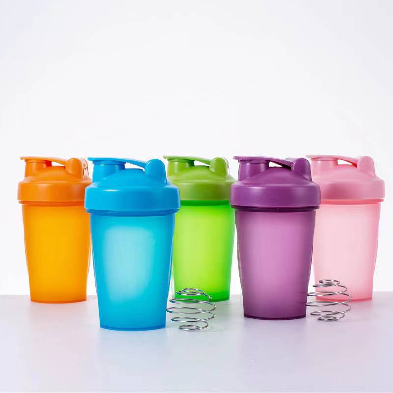 Trendy water bottle shaker cup milkshake cup protein powder water cup Fitness sports kettle has a graduated stirring ball