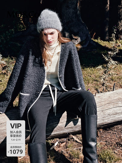 Der MOCO-Mantel hat eine dicke Ringgarnstruktur und enthält kontrastierende Webkanten aus Schafwolle. V-Ausschnitt, lockerer Moanke-Boxyfit