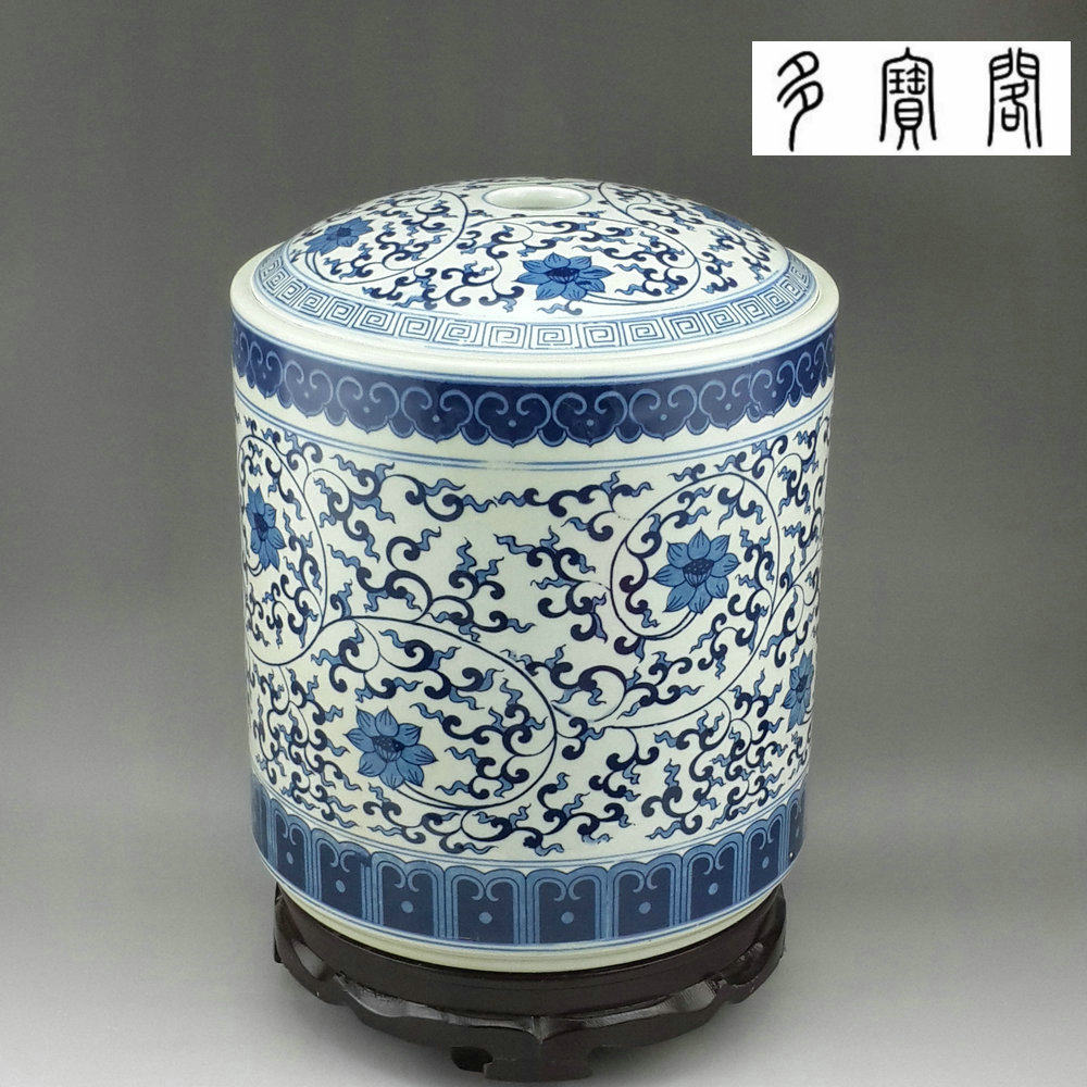 Jingdezhen ceramics ornaments blue and white porcelain large tea pot Pu 'er seven cake tea box tea storage pot tea cake pot