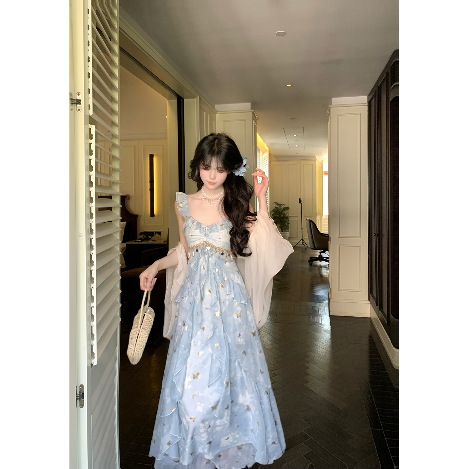 ブロブランの「バタフライダンス・イン・ザ・スターズ」は、女の子らしいエレガントな蝶のスパンコールのサスペンダースカートと、妖精の蓮の葉のレイヤードスカートです。