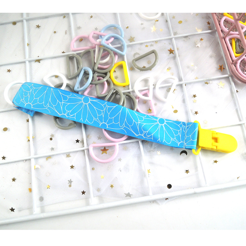 Environmentally friendly plastic D button pacifier to adjust the button color safety button