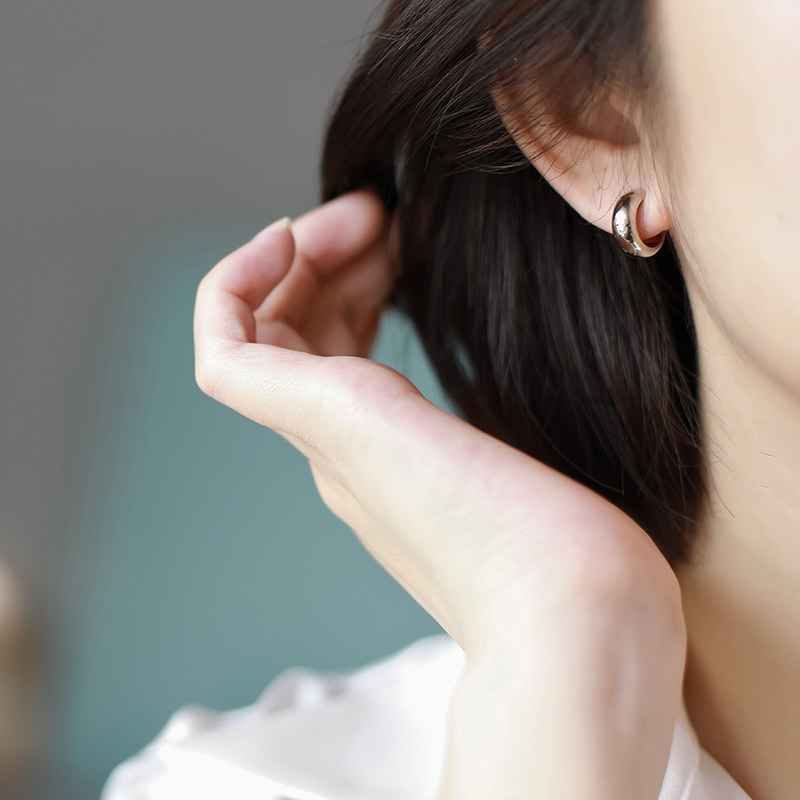 Silver small earrings, plain circles, mosquito coils, ear clips, no ear holes, female metal cold wind earrings, painless earrings, high-end sense