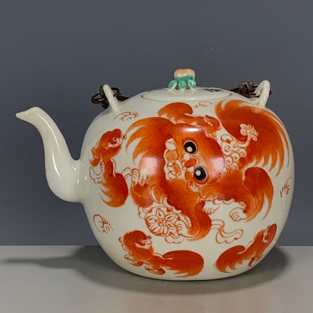 古董经典收藏瓷器文玩清代同治年制矾红狮子太师少保提梁壶全品