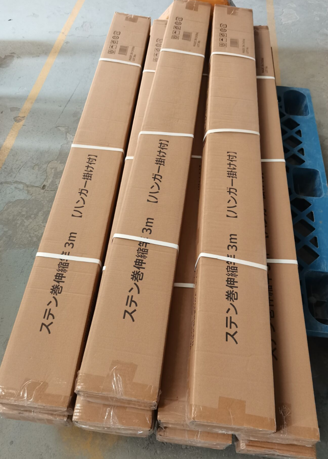 Exported to Japan, the original single corrugated stainless steel retractable clothes drying rod can be buckled to prevent it from being blown away by the wind