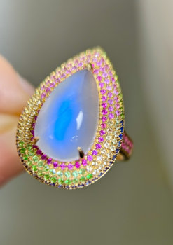 18k gold large drop ring with plain moonstone, main stone 5.52 carats, side stones 1.461 carats