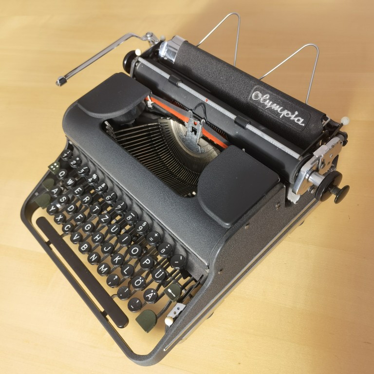 1950 Germany Olympia Olympia old typewriter antique machinery metal collection normal use-Taobao
