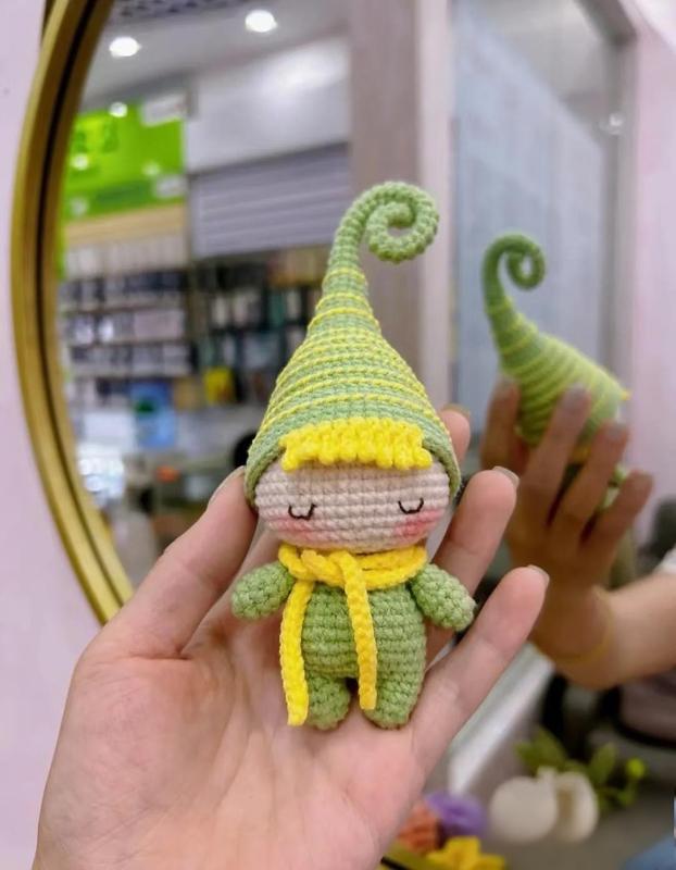 [Finished Product] Hand-Crocheted Yarn Doll Tree Brother Elf as a Gift for a Best Friend