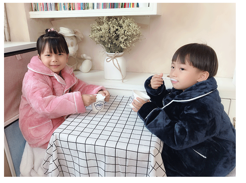 Bộ đồ ngủ dành cho cha mẹ và con Một gia đình gồm ba mẹ con mùa đông dày và mẹ và con hai đứa con gái và hai người đàn ông mặc đồ ngủ áo khoác cặp cho mẹ và bé
